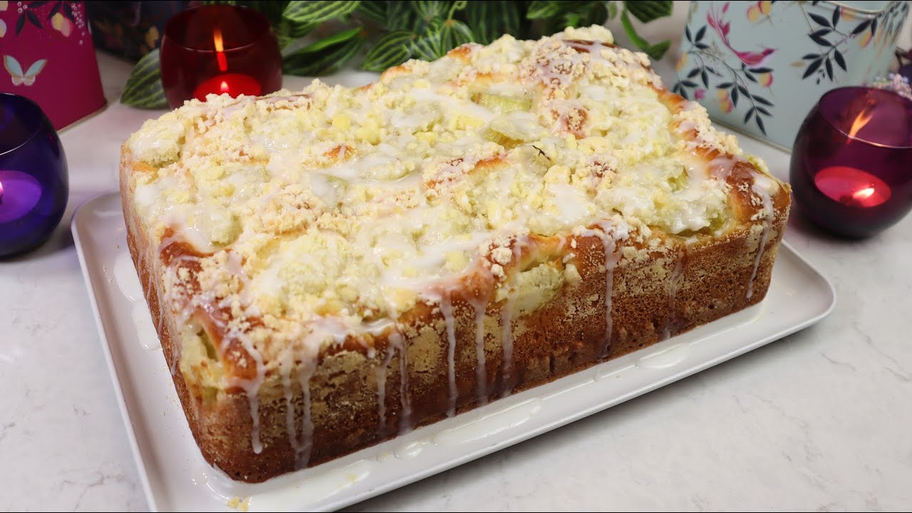 Domowe ciasto drożdżowe z rabarbarem i kruszonką