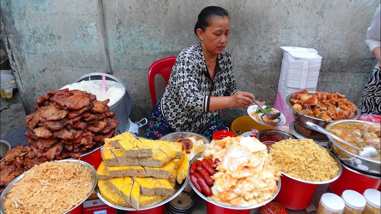 Cơm tấm sườn bì chả Sài Gòn không thể bỏ qua chỗ này chỉ quầy cơm giữa trời nhưng cực hấp dẫn