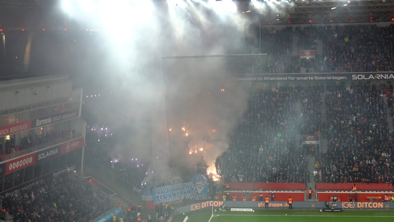 [4-0] Bayer 04 Leverkusen - VfL Bochum, 20.12.2023, Gästeblock leuchtet blau-weiß!