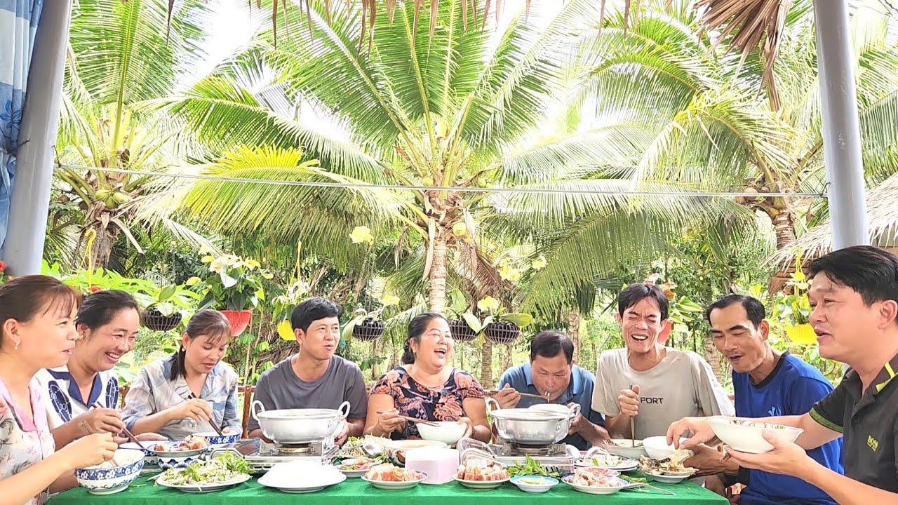 Cười Lộn Ruột Khi Đại Gia Đình Họp Mặt Bên Nồi  Bún Nước Lèo Heo Quay | TKQ & Family T1653