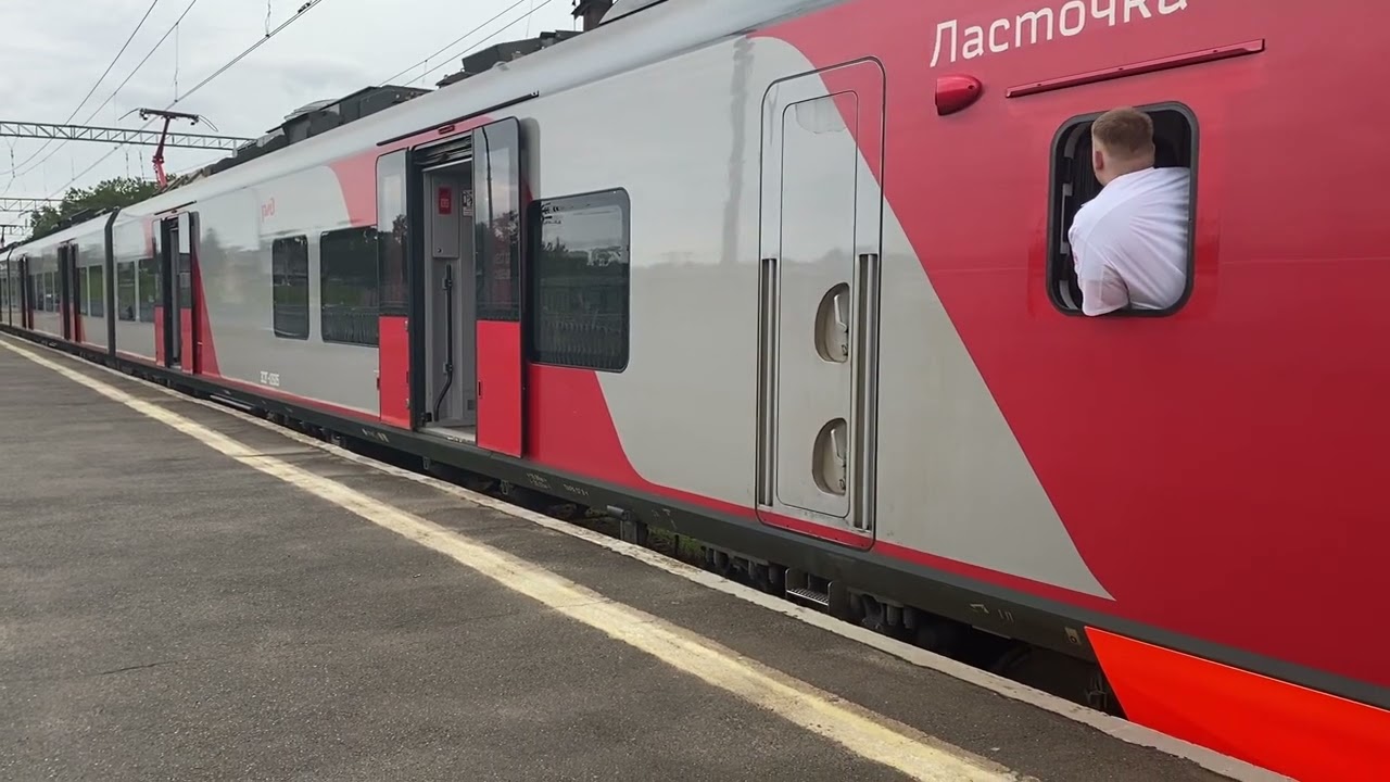 Прибытие и отправление электропоезда эс2г-126 «Ласточка» на станцию Красное село