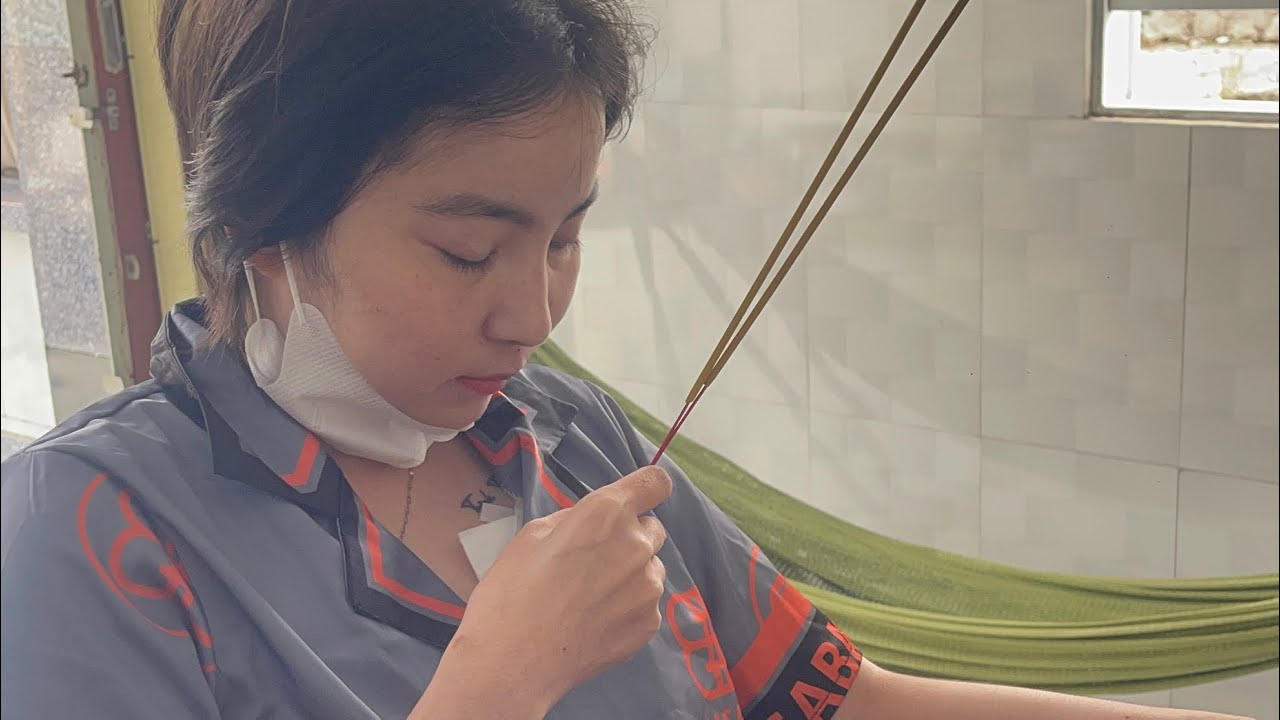 Ngọc Trinh Cúng Cửu Huyền Trước Khi Đi Trị Bệh