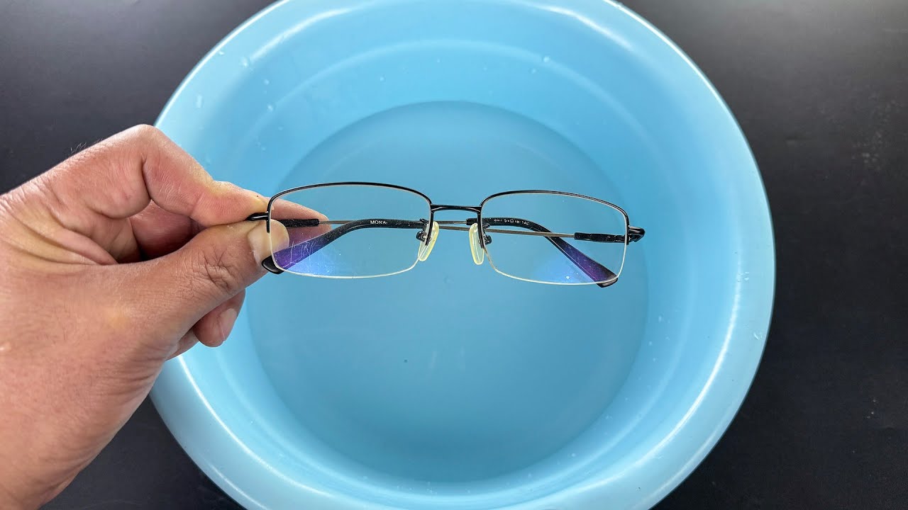 把眼镜放水里泡一泡，真的厉害了，一年省下不少钱，这方法太棒了
