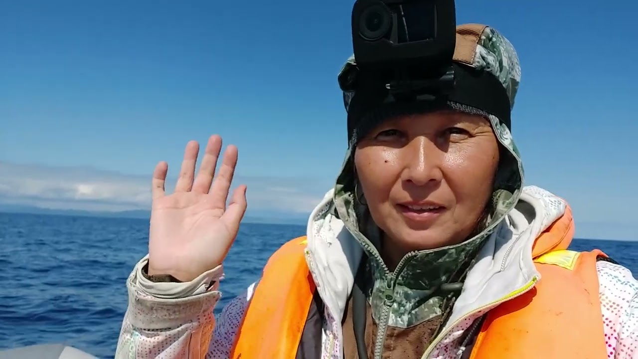 Мы идём за тунцом, а в море ходят большие волны ..