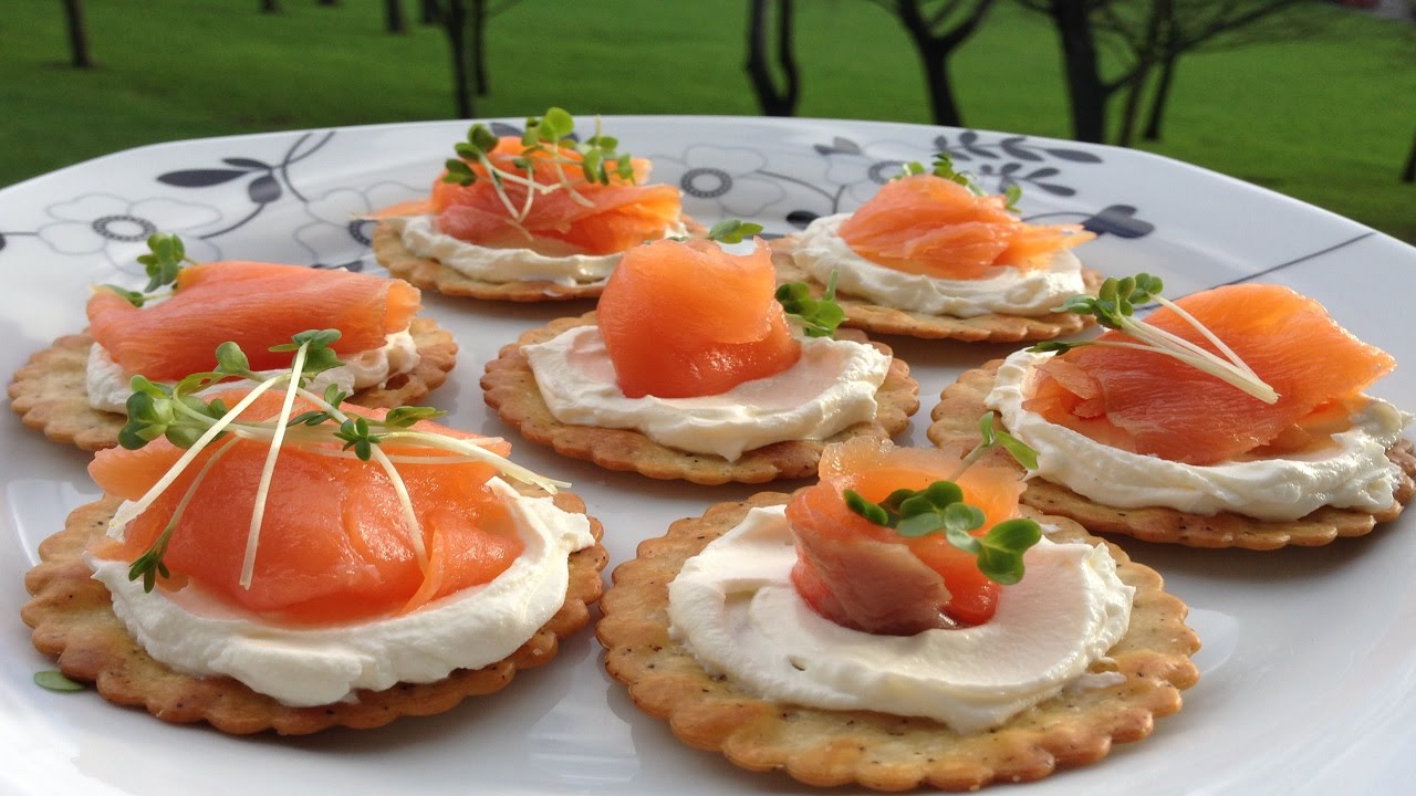Smoked Salmon Crackers and Cream Cheese Appetizers - مقبلات بشرائح السلمون المدخن