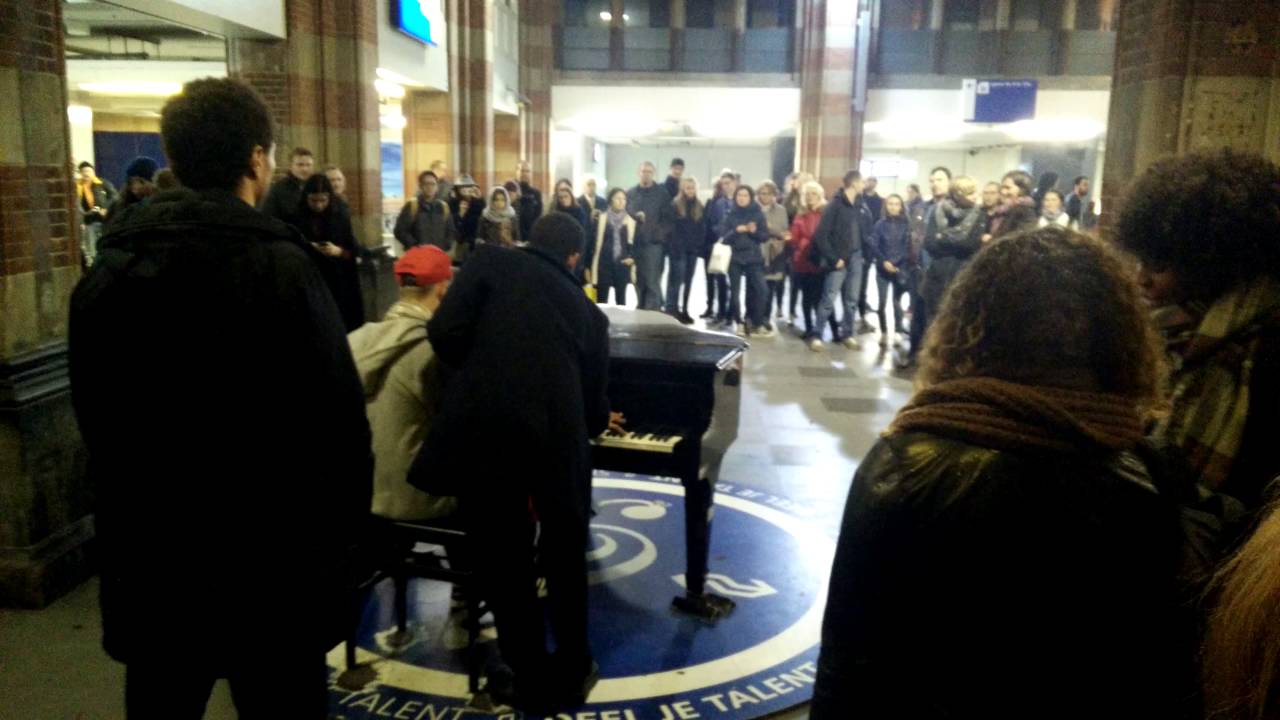 Amsterdam Central Station - Piano plays