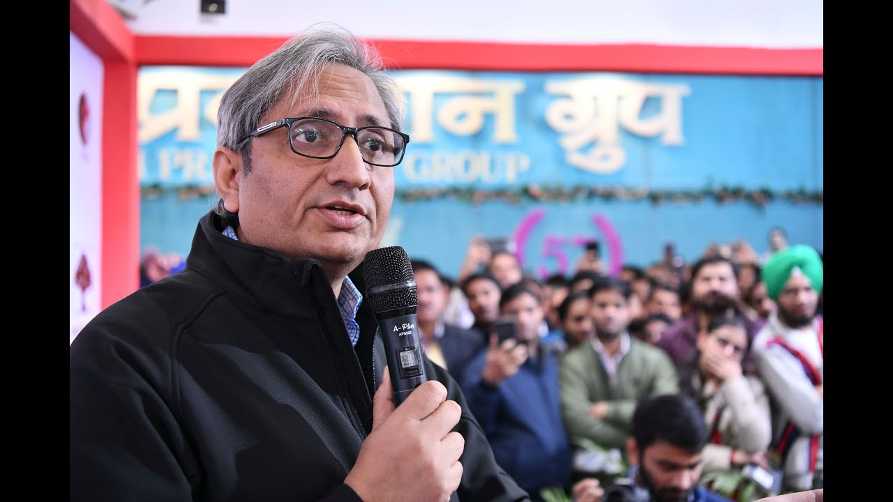 Ravish Kumar interacting with readers at Rajkamal Prakashan's Jalsaghar
