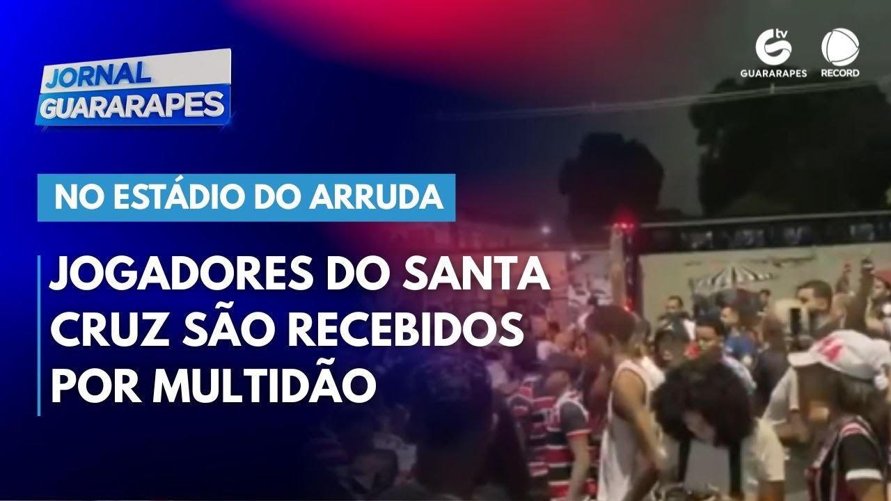 Jogadores do Santa Cruz são recebidos por multidão no estádio do Arruda