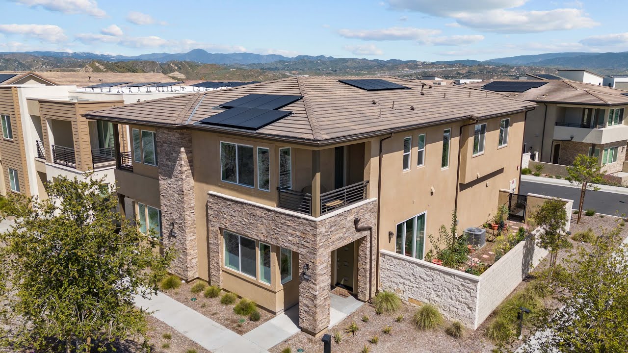 Fantastic 3 bedroom + LOFT newer construction CONDO @ FivePoint, Valencia