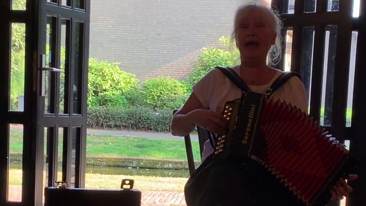 Thea speelt Het Dorp tijdens Trekharmonicafestival Veldhoven 2019