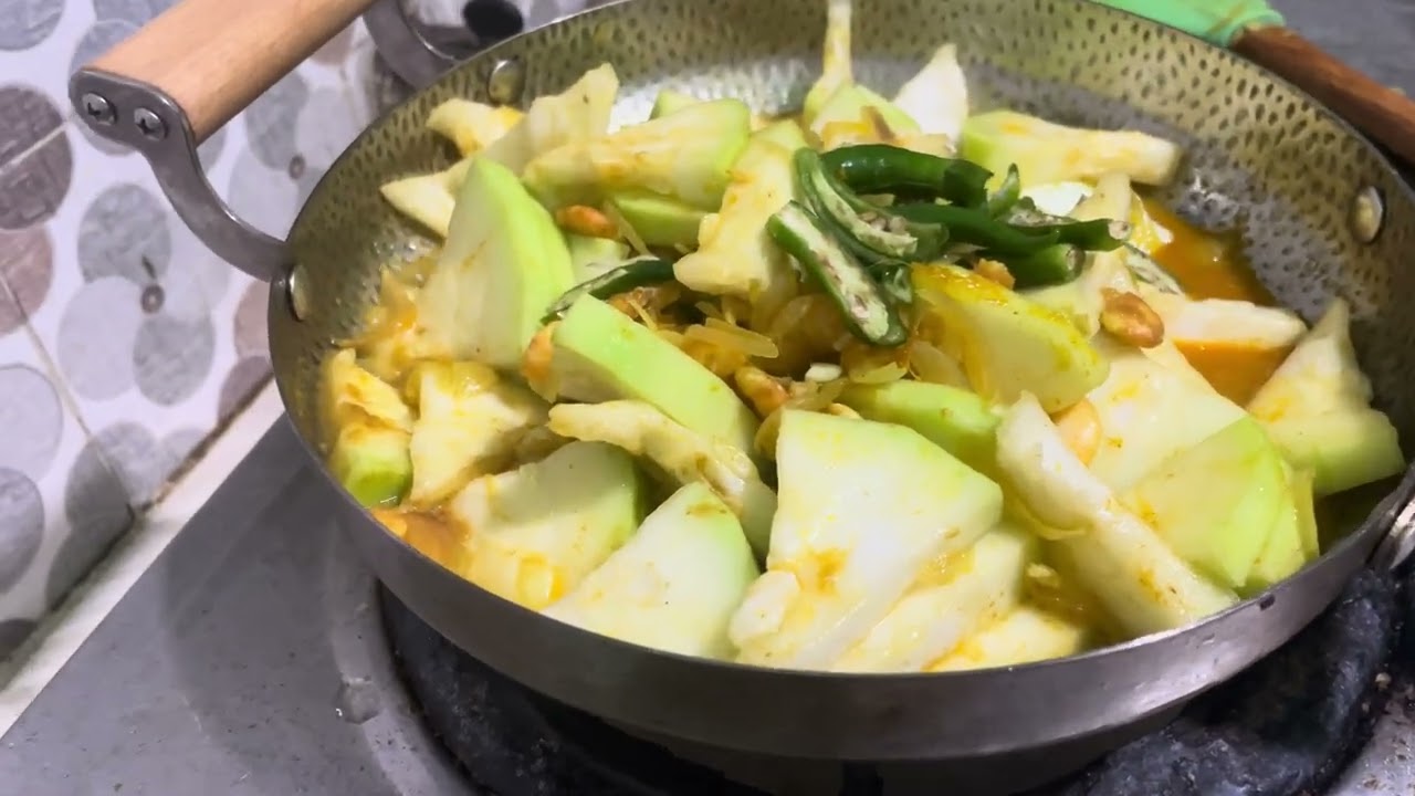 চিংড়ি মাছ লাও দিয়ে দারুণ সুস্বাদু তরকারি রেসিপি 