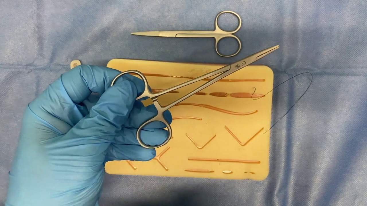 Handling of Instruments for suturing - Scissors