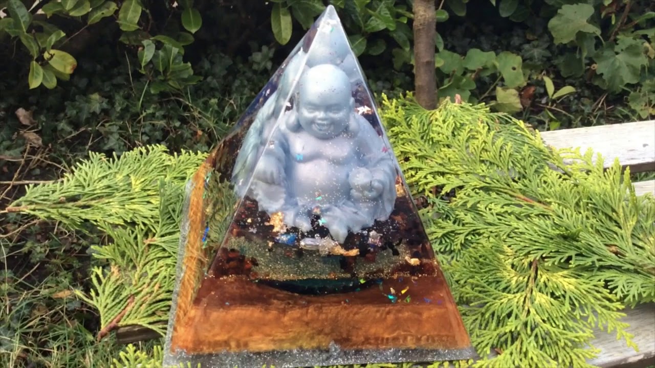 Orgonite Nubische piramide 'Lachende Boeddha'