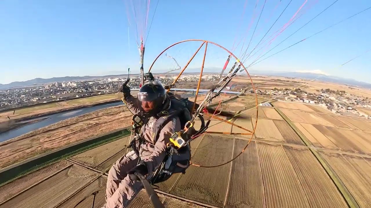 赤川にてトレーニング　春は風が荒れるので無理しないで飛んでね。着陸時はトリム0ポジションでね、トリム伸ばしたままではフレークコード使えないからね。