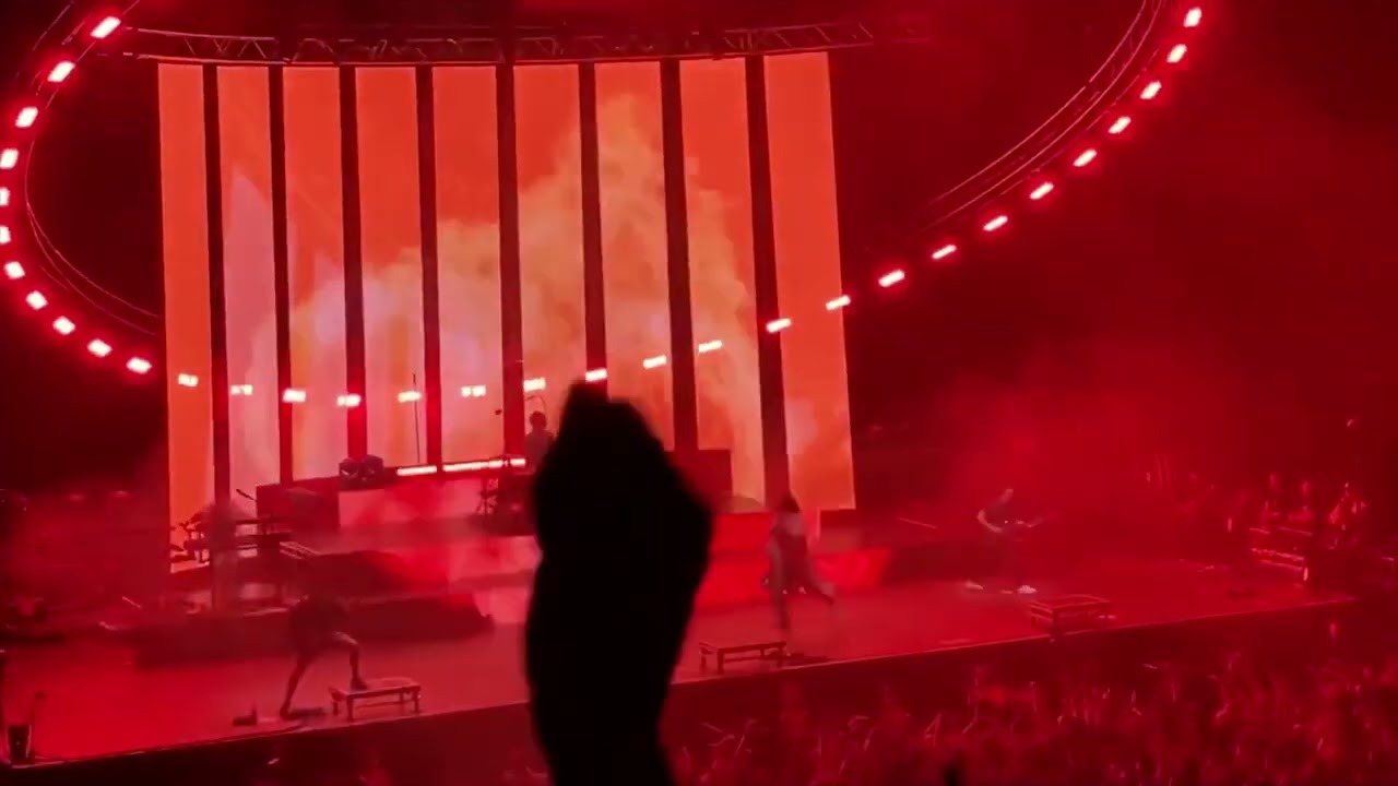 DON BROCO - Bruce Willis (Live at Leeds First Direct Arena)
