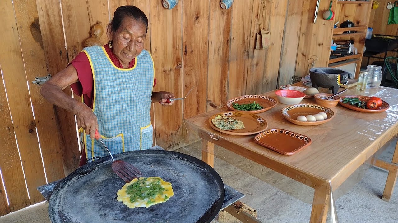 Asi Hago Los HUEVOS ASADOS CON EPAZOTE EN EL COMAL y Estrenando Mi Molcajete De Puerqu | DOÑA LUPITA