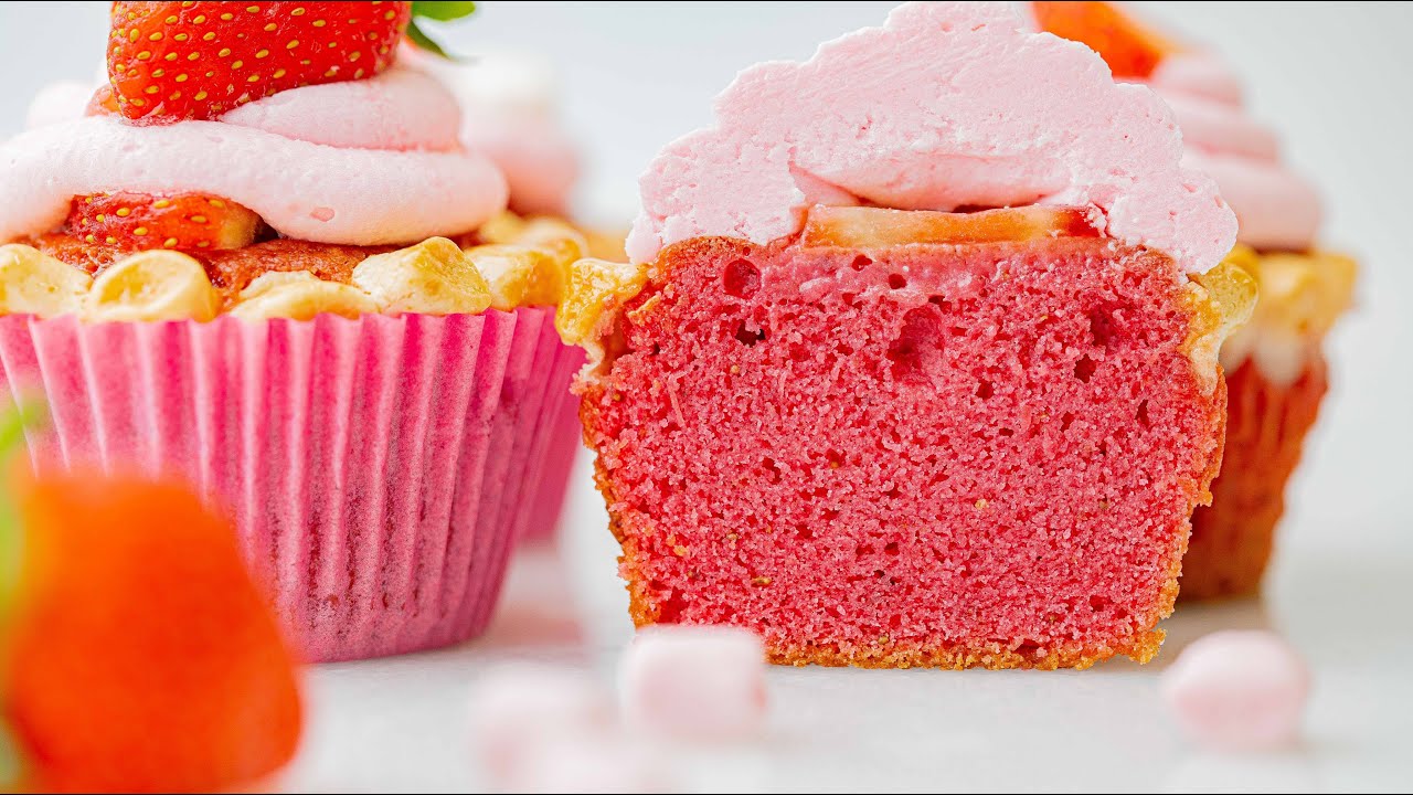 The FLUFFIEST EVER Vegan Cupcakes? Ever-so-light Strawberry cupcakes with chewy toasted Marshmallows