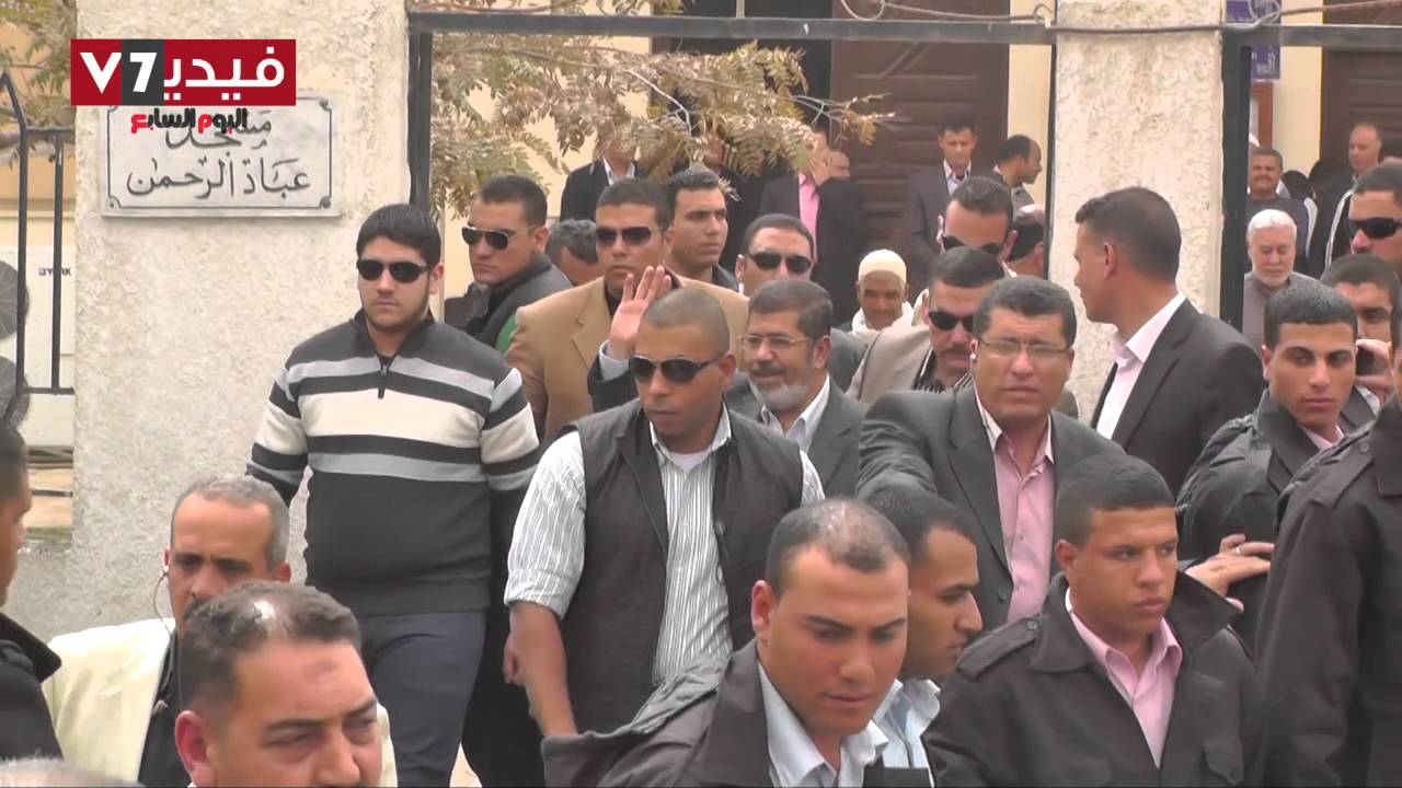 مواطن يقبل الرئيس مرسى أثناء خروجه من صلاة الجمعة