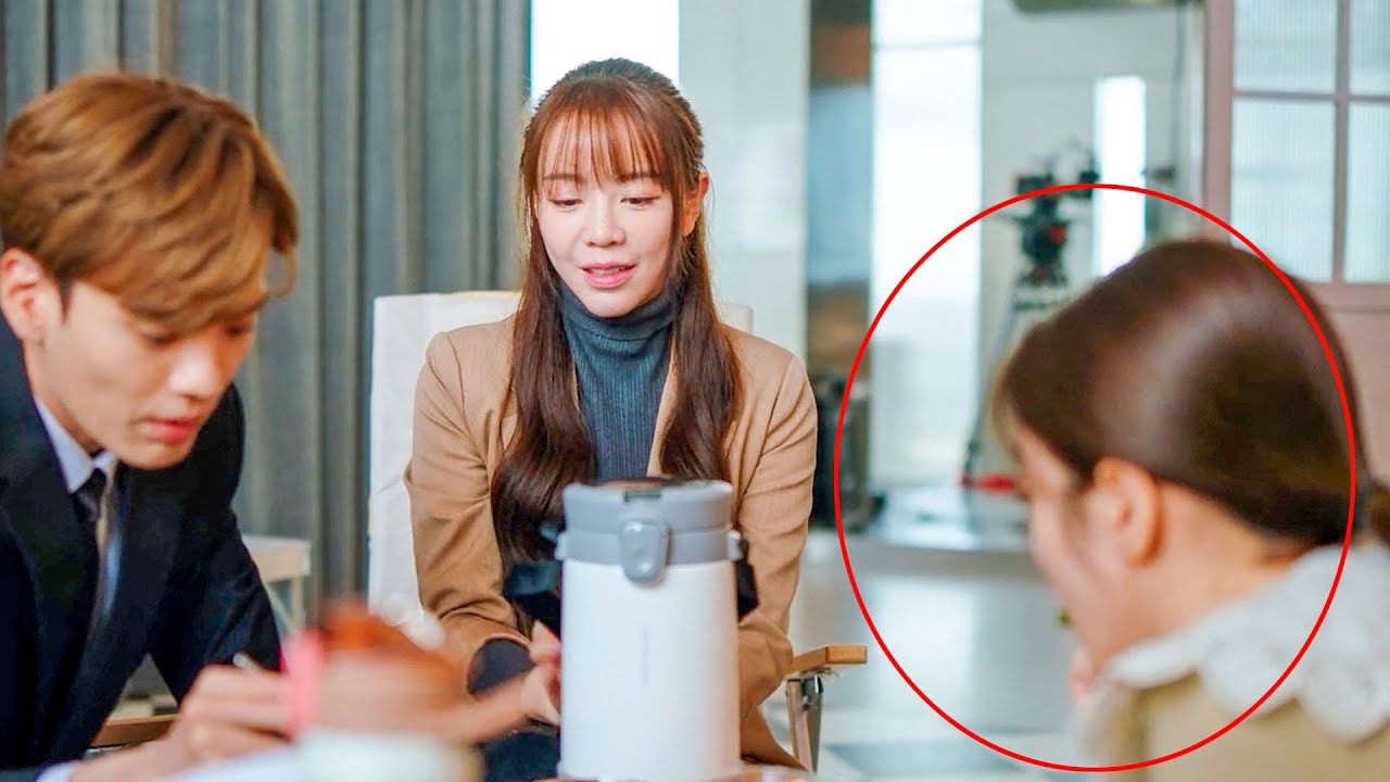 ผู้หญิงเจ้าเล่ห์นำอาหารกลางวันมาให้ซีอีโอ โดยไม่รู้ว่าแฟนตัวจริงของเขาอยู่ใกล้ๆ