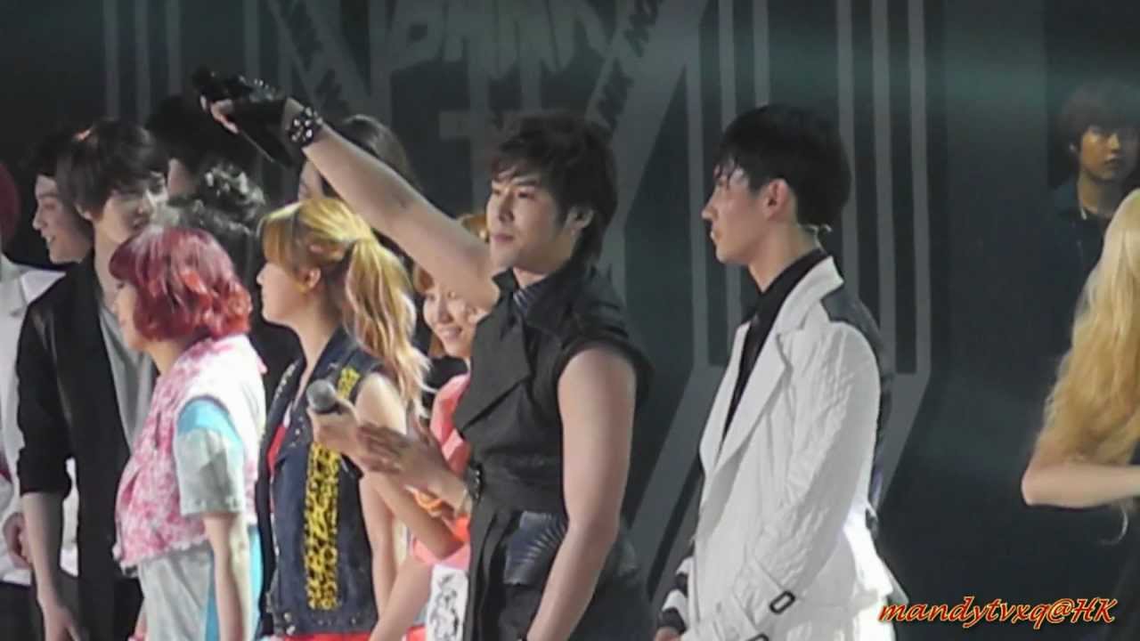 120623 - Music Bank in HK - Ending (主東方神起)