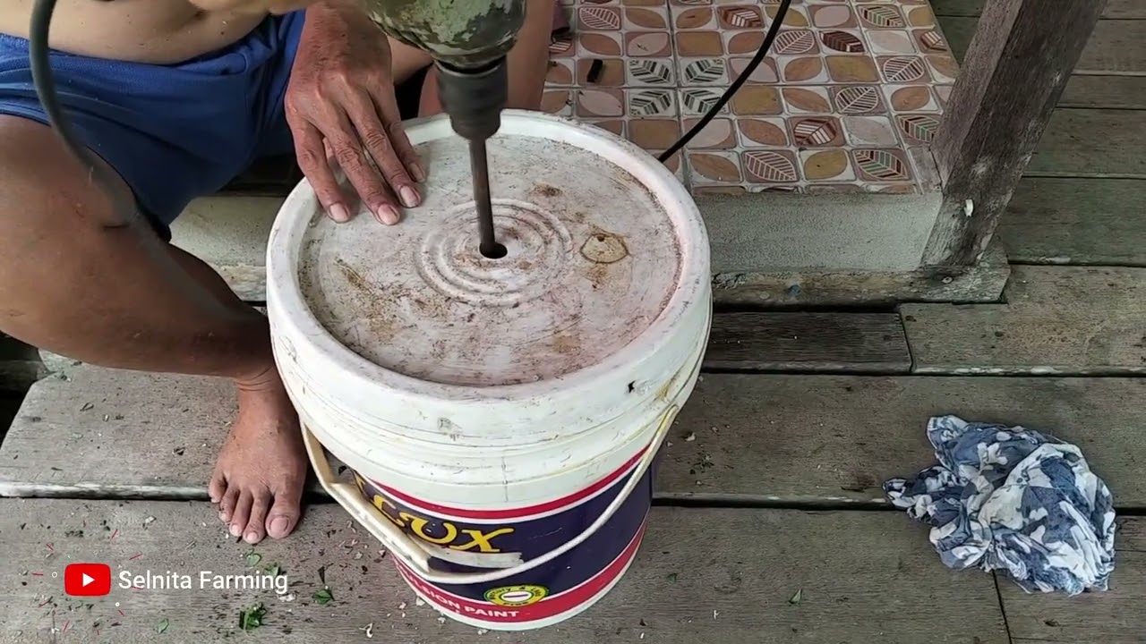 Meracik dan Memasak Umpan Babi Serta Memotong Kayu Bakar