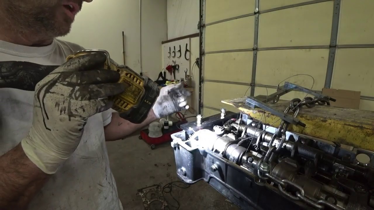 Adjusting Valves and Exhaust Brakes, Freightliner DD15 Part 1 2021/18