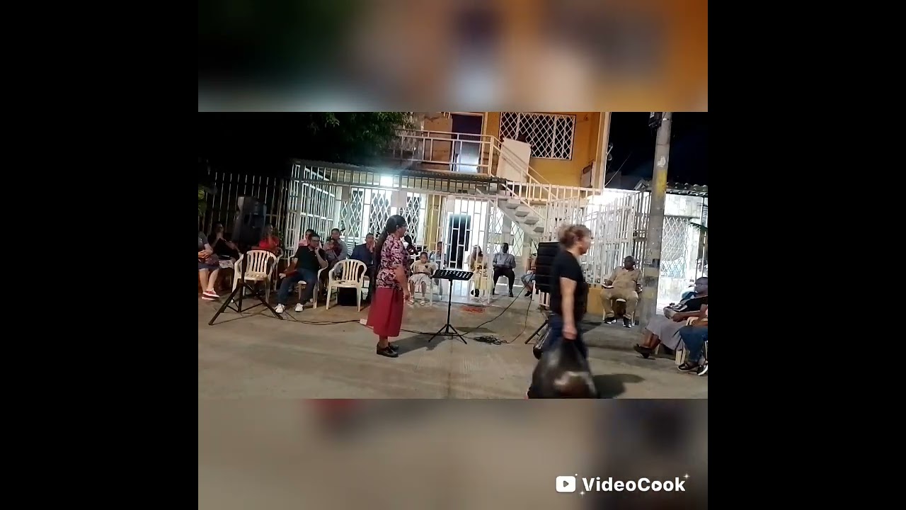 Gloria Esperanza Salas  Evangelismo en el barrio la base, Troncal ipuc.