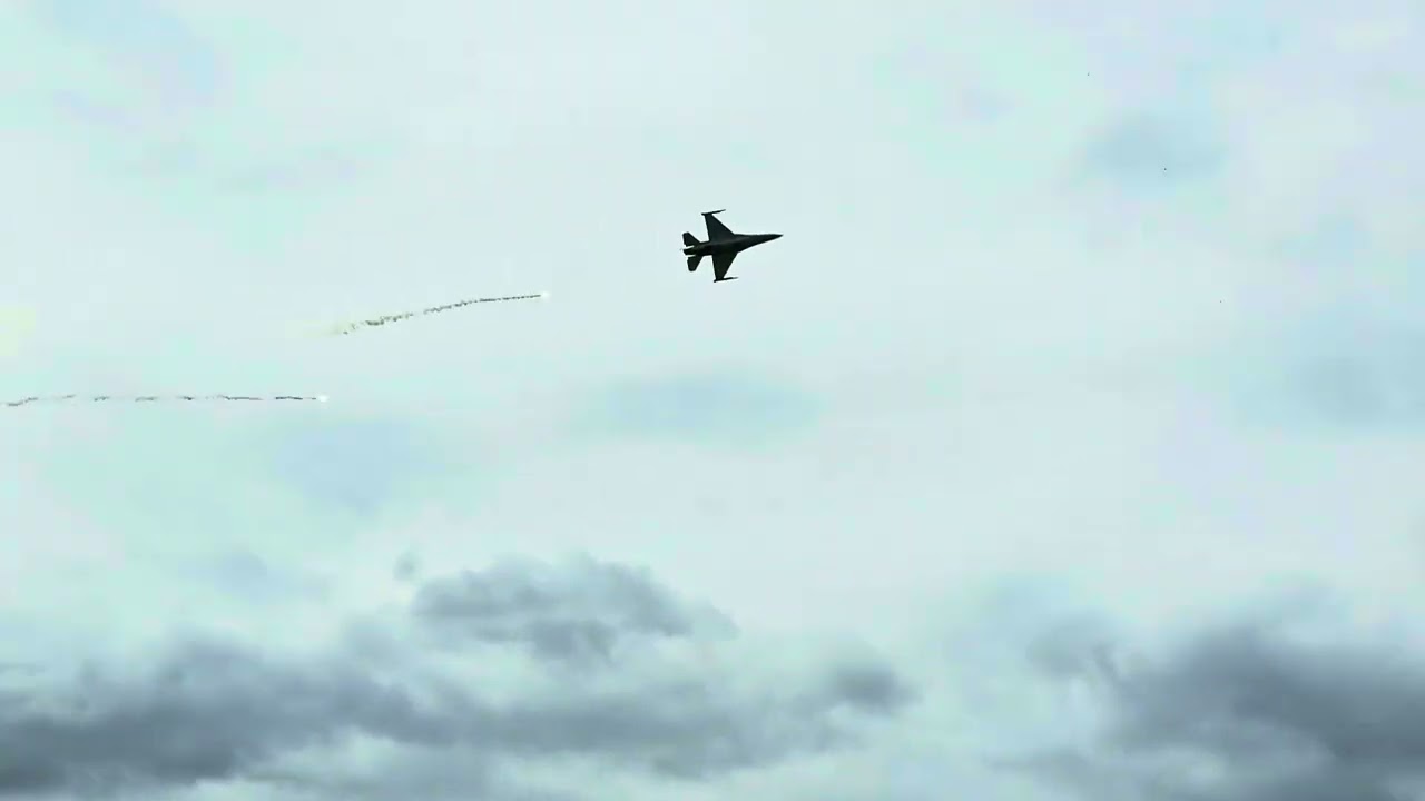 F-16 Slab pokaz dynamiczny z okazji 40 urodzin Tygryska Su-22 w Pile