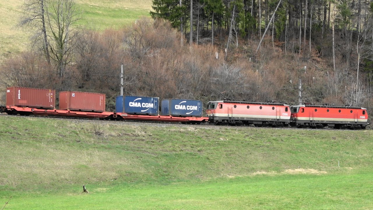 Arlbergbahn: BR 1144 Doppeltraktion (Alpenstaubsauger) zieht G&uuml;terzug durch Brazer Bogen