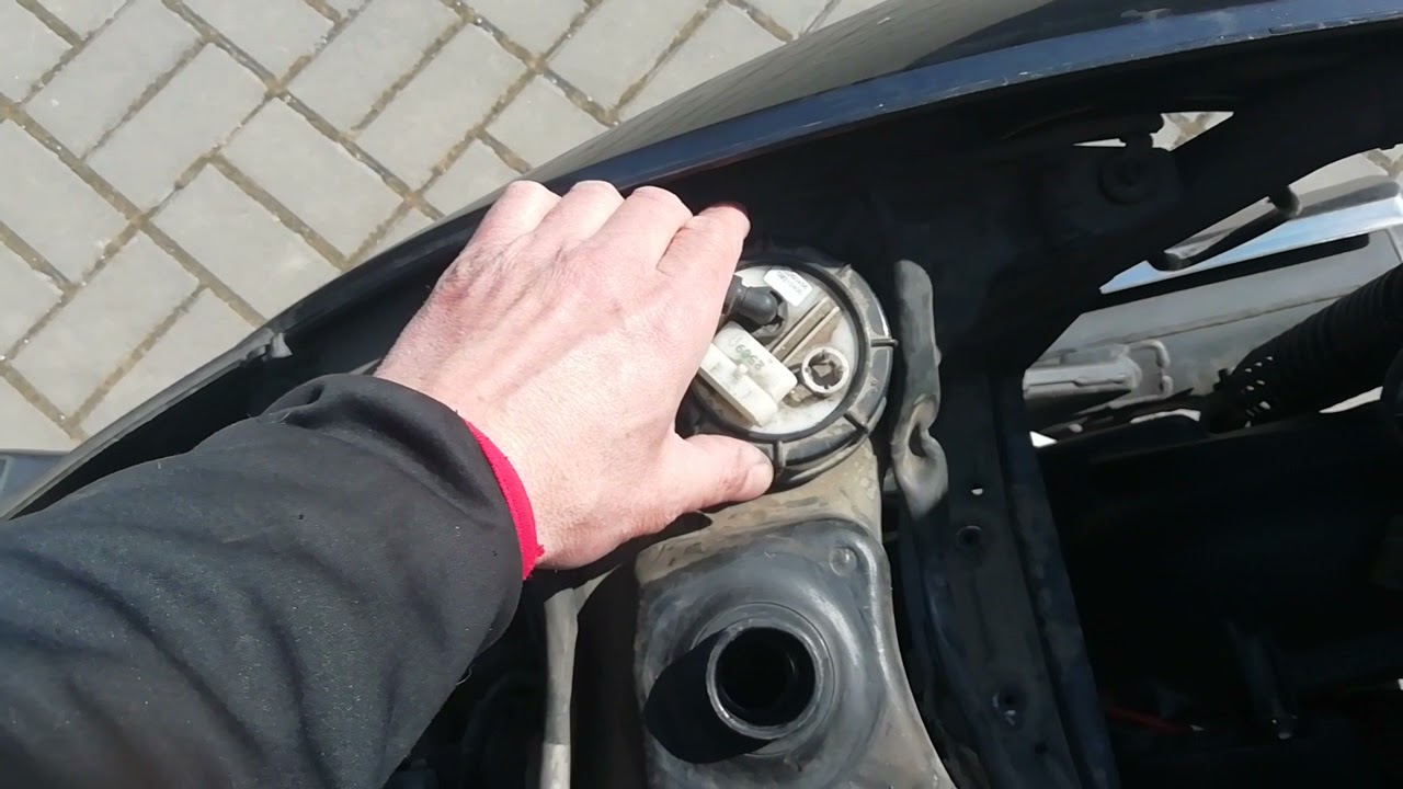 Malaguti blog 125. Ako sa dostanete k palivovej nádrži.