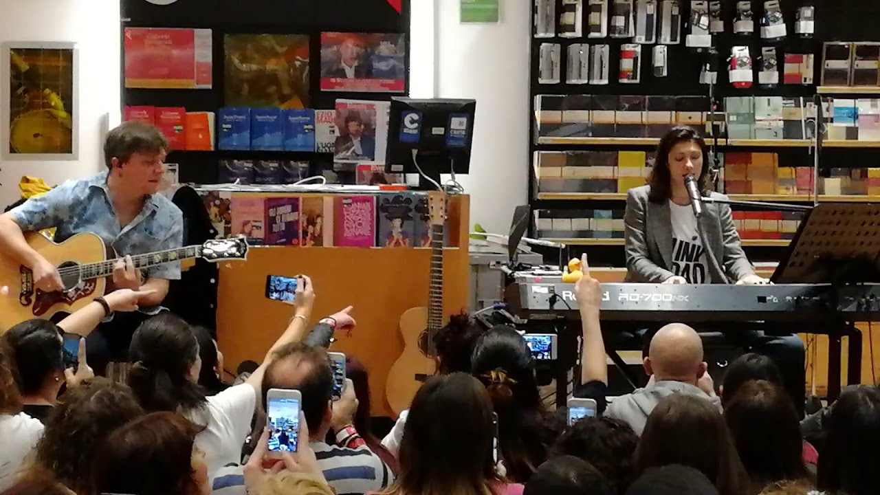 Elisa @The Waves... Feltrinelli Bari (Diari Aperti)
