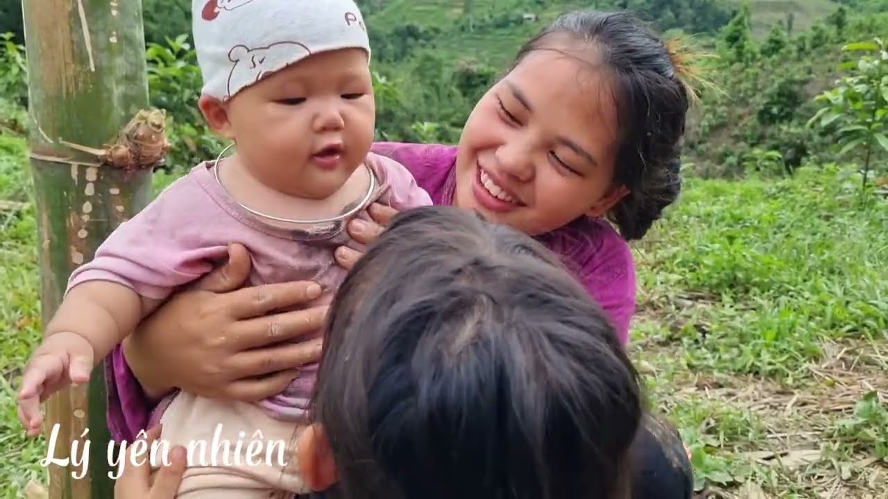 Single mother built a house in the rainy season