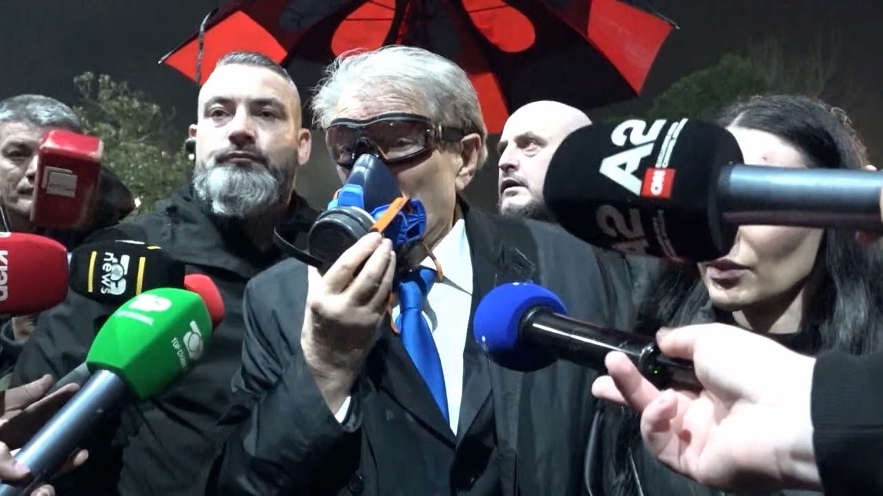 Klan News - Protesta e opozitës mes molotovëve e gazit lotsjellës