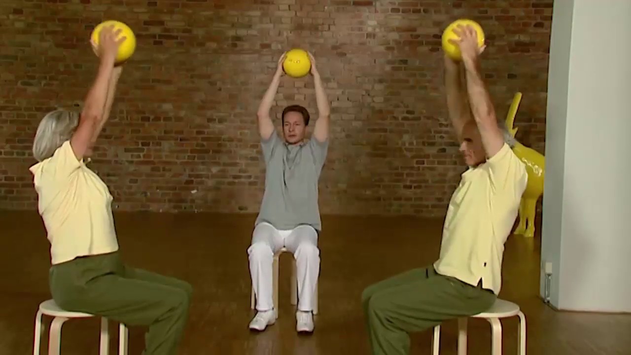 Leichte Übungen im Sitzen mit einem Ball für Parkinson-Patienten