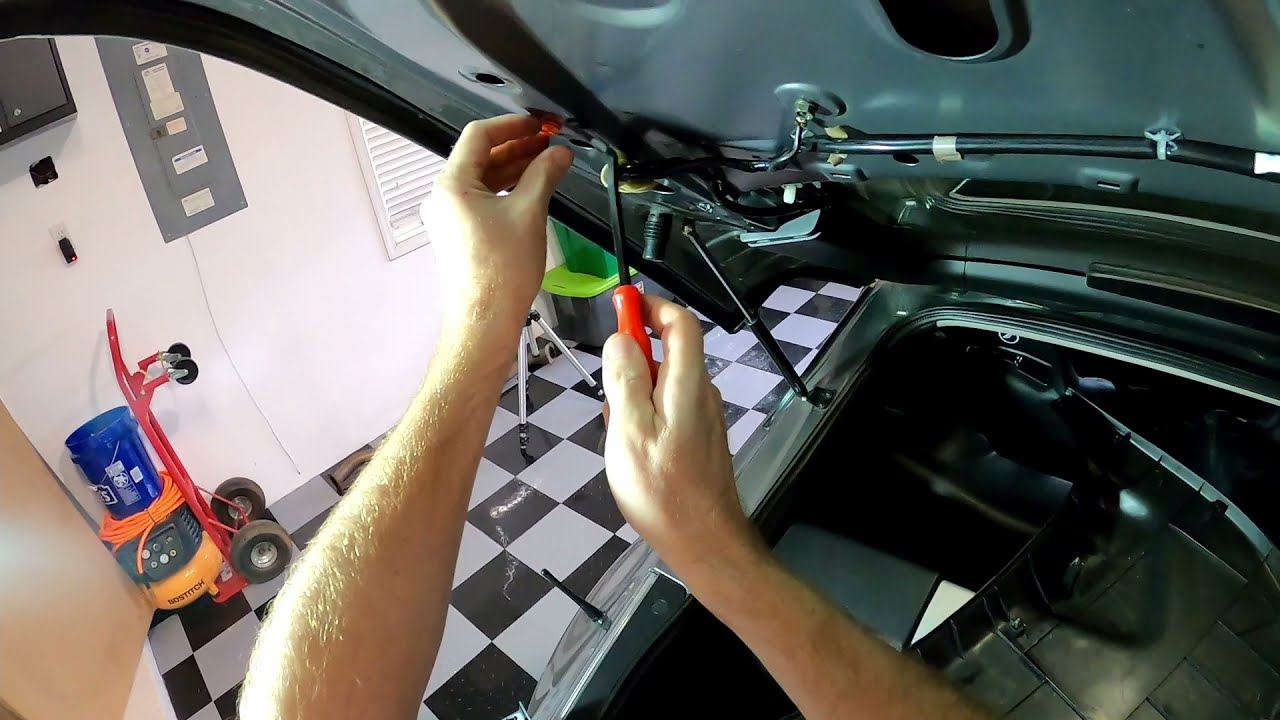 HowTo: Hatch And Trunk Trim Removal In A Nissan 350Z (Part 1)
