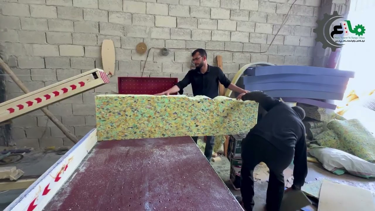 جولة في معمل القاسم لصناعة الإسفنج في المدينة الصناعية الوسطى في مارع