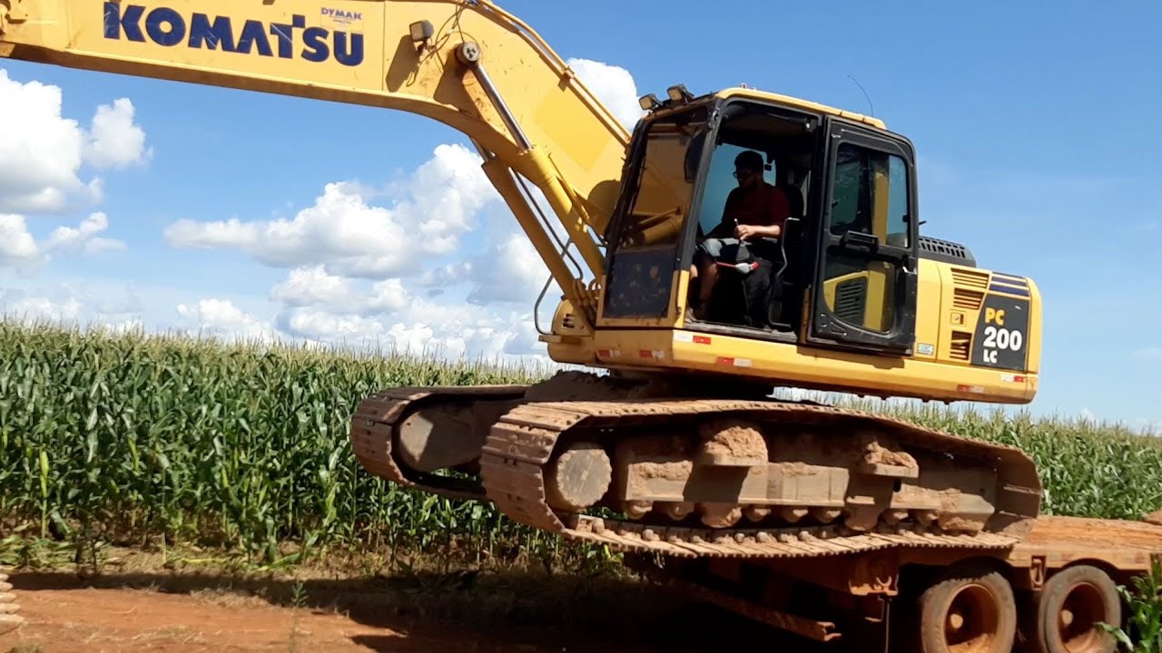 Desembarcando escavadeira Komatsu PC200LC no local do serviço!
