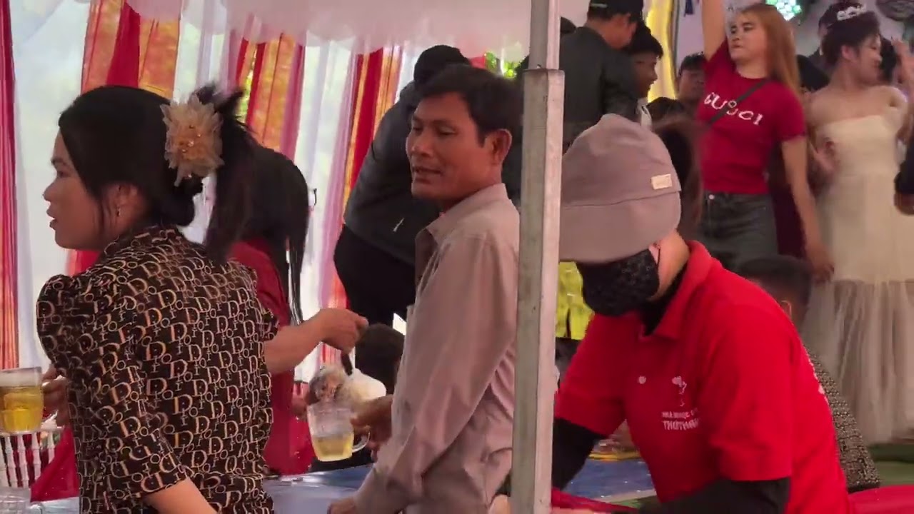 Cô dâu lên sân khấu lên nhảy cùng anh em luôn rồi đám cưới tại plei đôn tel phú thiện gia lai
