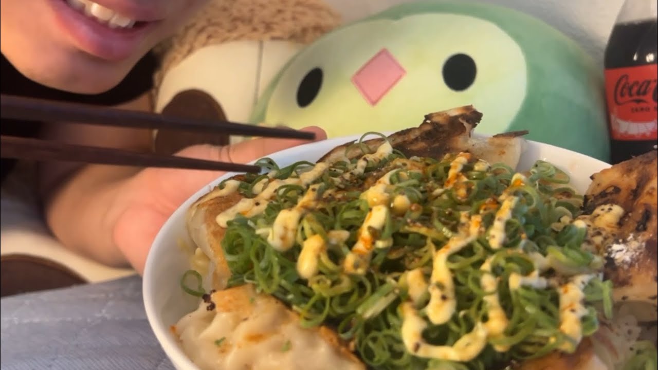 深夜にネギマヨチーズ餃子丼をモグモグ🥟