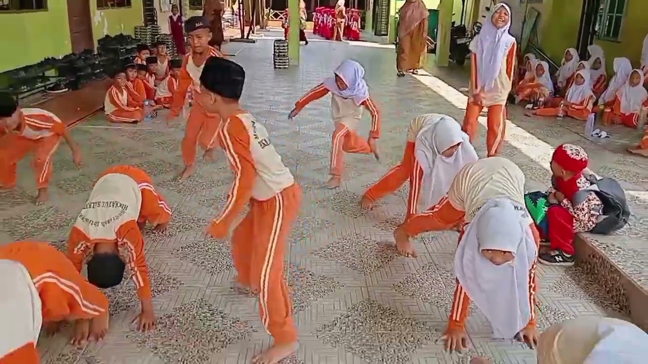 PJOK kelas 4b | Oper mengoper bola posisi badan push up| MIS HS