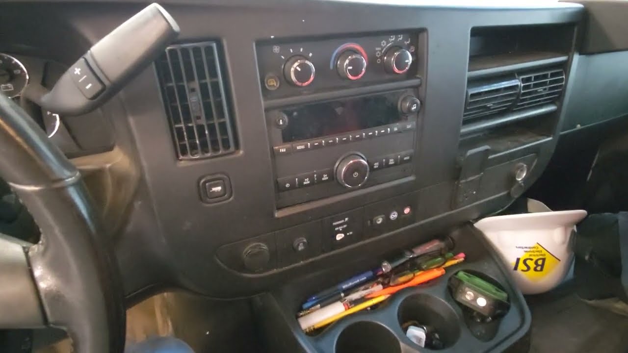 Двигатель Chevy Express 2500 Van 2021 года, запуск, приборная панель, индикация, слышны звуки, вы...