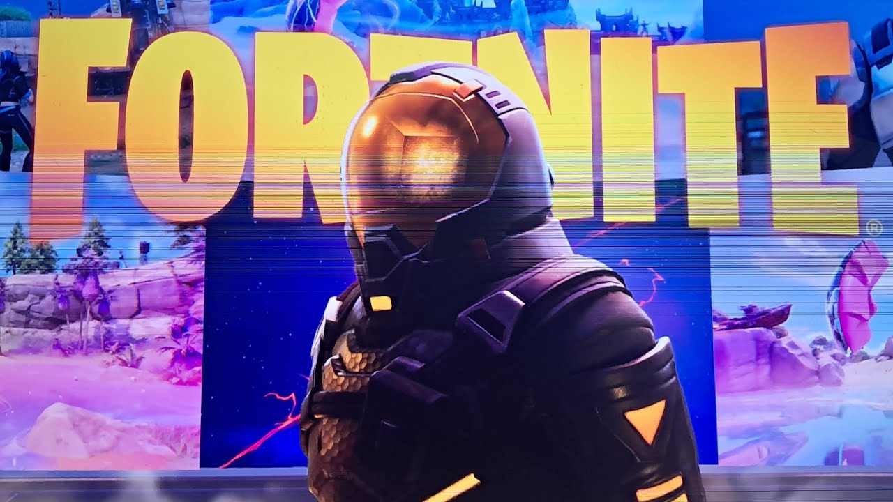 Fortnite playing battle royale and reload 
