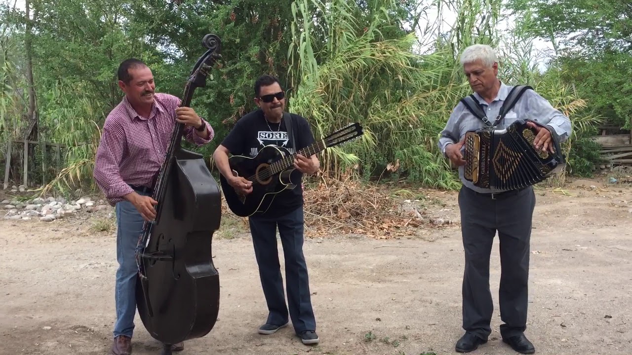 CIELO AZUL, CIELO NUBLADO -- EL CHACAL DE LA SIERRA tocando tololoche con sus hermanos