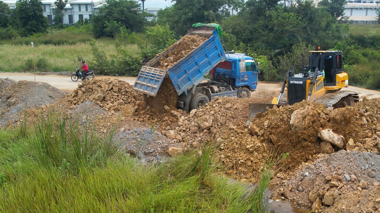 Bilding Truck DONGFENG 25.5Ton , Dozer Shantui Using Stones Pushing Over The Water