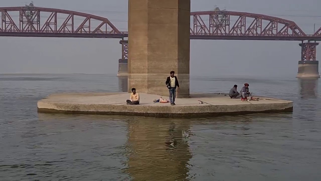 লালন শাহ সেতুর পিলারের উপরে বড়শি দিয়ে মাছ শিকার | লালন শাহ সেতুর নিচে মাছ ধরার মেলা বসেছে।