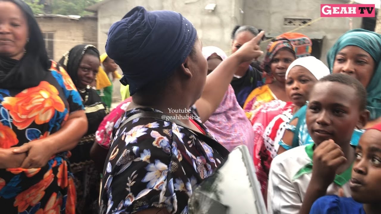 WANANCHI WAMEMCHOKA JIRANI MKOROFI ANAWAPIGA NA KUWATUKANA ANAWATISHIA/BASTOLA/NI MBAGALA KIBURUGWA