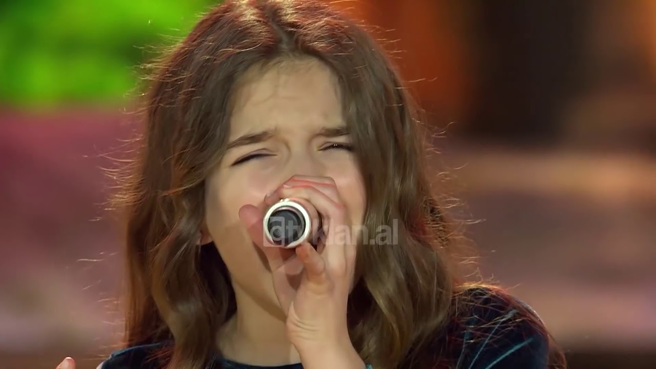 Erza qui chante ébloui par là nuit au Kosovo