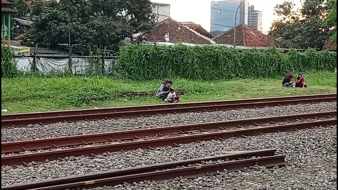NGABUBURIT !!! Menunggu Kereta Lewat