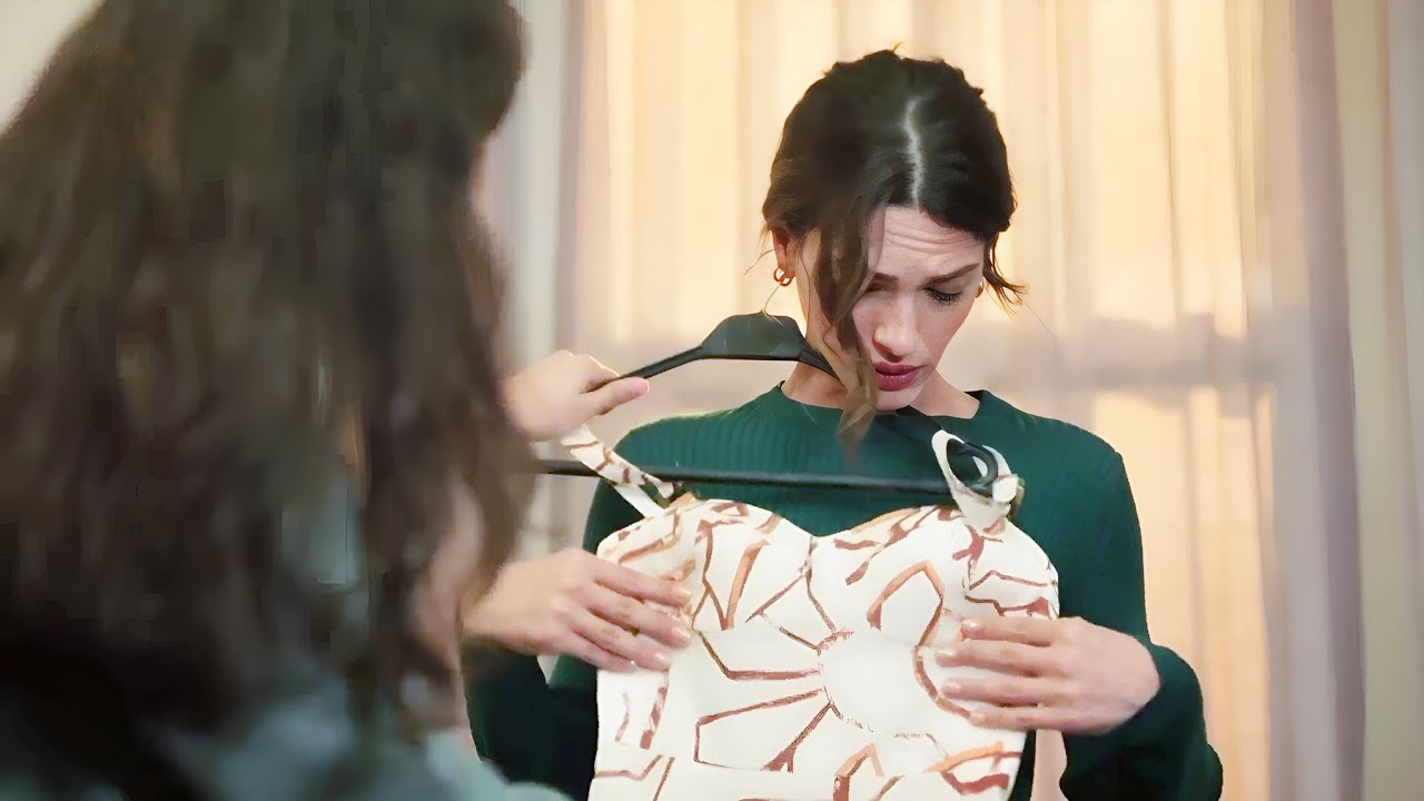 مدیرها بيهزأها وبيتـنمر عليها بسـبب لبسها وانها فقـيره وفجأة بيظهر اغنى شاب في تركيا وبيغير حياتها