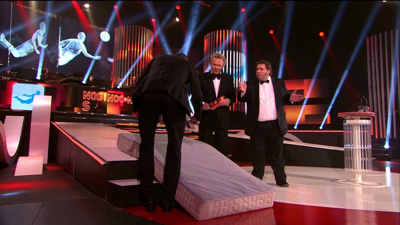 Van Persie signeert matras De Duik op NOC NSF Sportgala